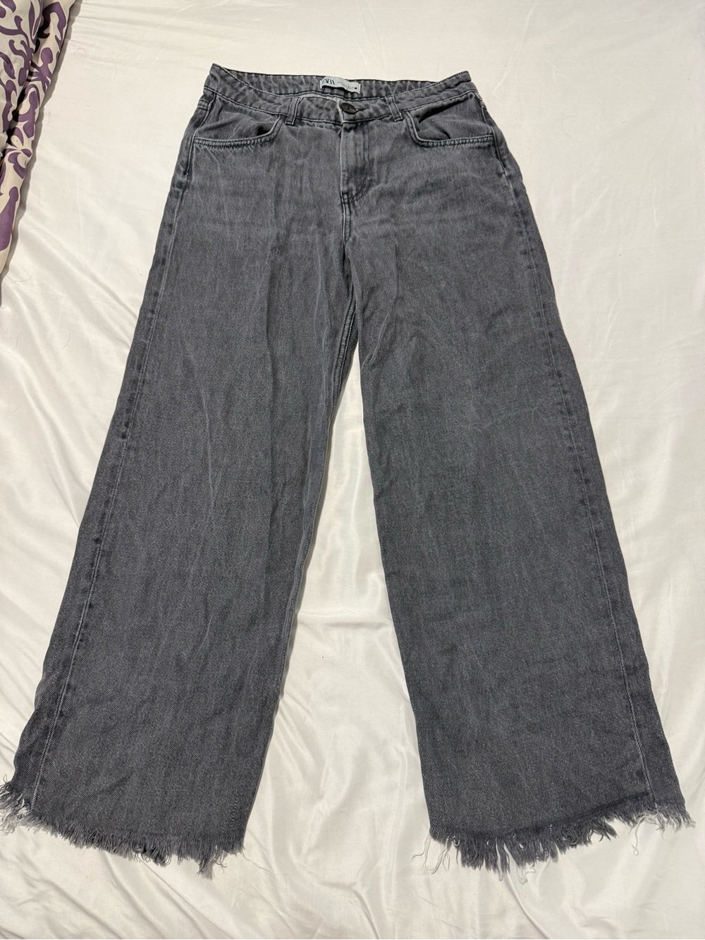 Zara Wide-Leg Jeans in Charcoal Gray with Frayed Hem